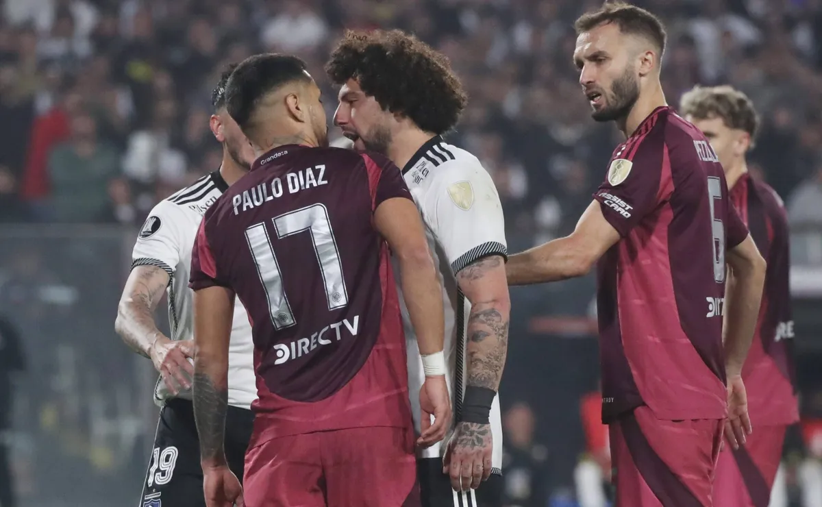 Paulo Díaz y Maximiliano Falcón se dijeron de todo. Foto: Imago.