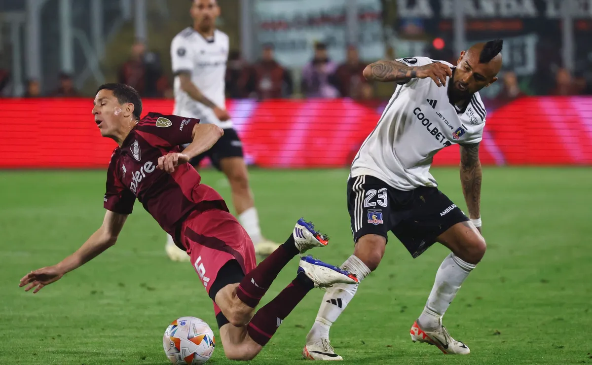 SANTIAGO, CHILE - SEPTEMBER 17: Ignacio Fernández of River Plate and Arturo Vidal of Colo-Colo battle for the ball during the Copa CONMEBOL Libertadores 2024 Quarterfinal match between Colo Colo and River Plate at Estadio Monumental David Arellano on September 17, 2024 in Santiago, Chile. (Photo by Marcelo Hernandez/Getty Images)