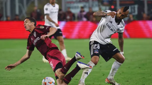 SANTIAGO, CHILE - SEPTEMBER 17: Ignacio Fernández of River Plate and Arturo Vidal of Colo-Colo battle for the ball during the Copa CONMEBOL Libertadores 2024 Quarterfinal match between Colo Colo and River Plate at Estadio Monumental David Arellano on September 17, 2024 in Santiago, Chile. (Photo by Marcelo Hernandez/Getty Images)