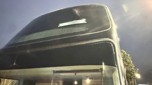 El micro de River fue apedreado (Foto: Maxi Grillo).