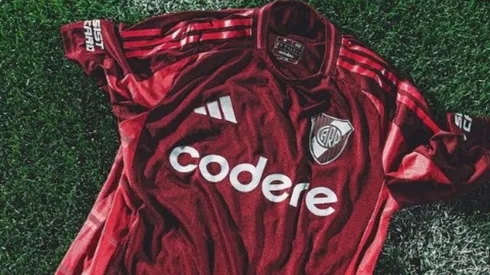 La nueva camiseta alternativa de River 2024/25.