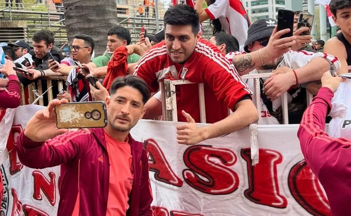 Milton Casco con los hinchas de River.