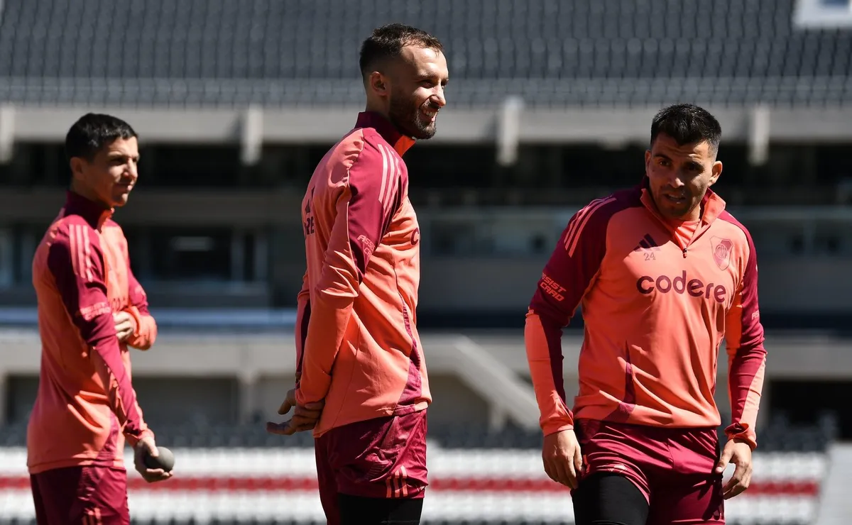Pezzella, entrenando con la nueva indumentaria. Foto: Prensa River.