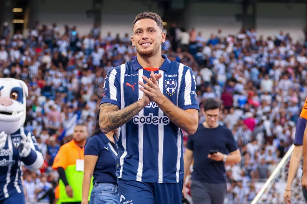 Lucas Ocampos  con la camiseta de Rayados.