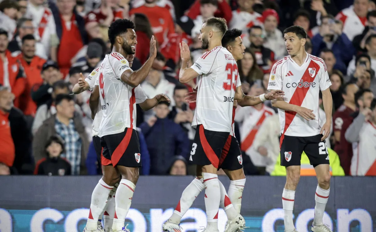 River terminó floreándose ante Atlético Tucumán y ya piensa en Colo Colo.
