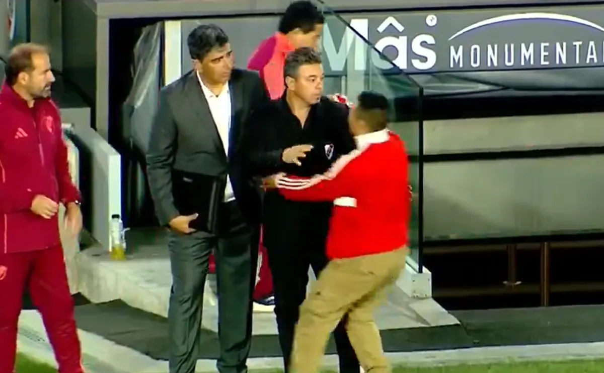 El hincha se llevó el abrazo de Gallardo y una dura sanción.