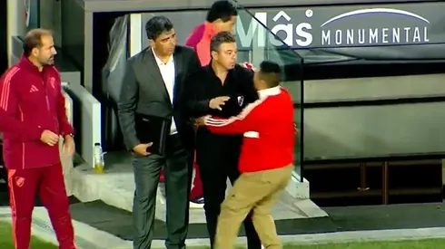 El hincha se llevó el abrazo de Gallardo y una dura sanción.