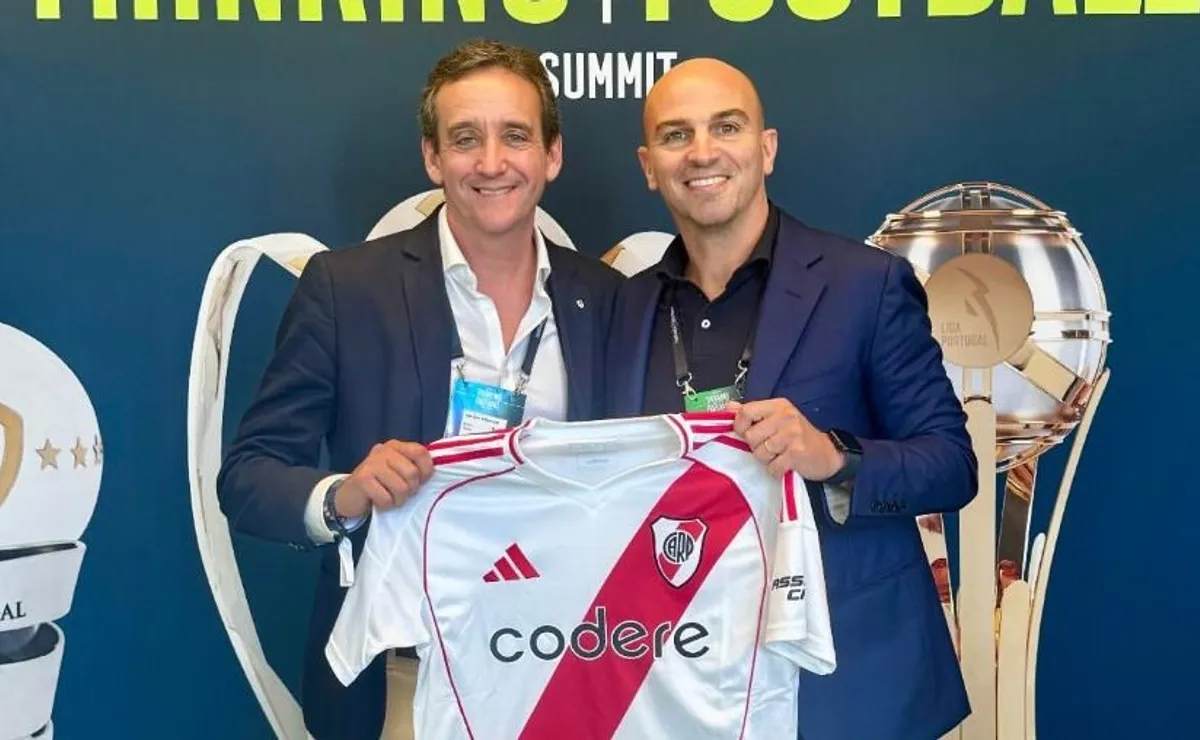 El ex River que recibió de regalo la camiseta oficial en Europa: "Gracias"