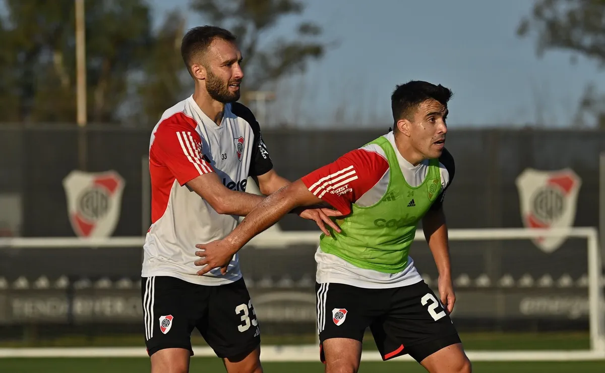 Pezzella y Acuña se preparan para la Copa Libertadores.