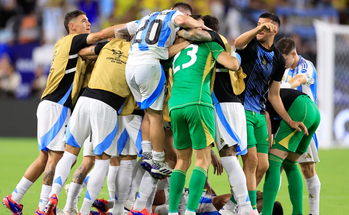 Los jugadores de la Selección Argentina festejan un triunfo ante Colombia.