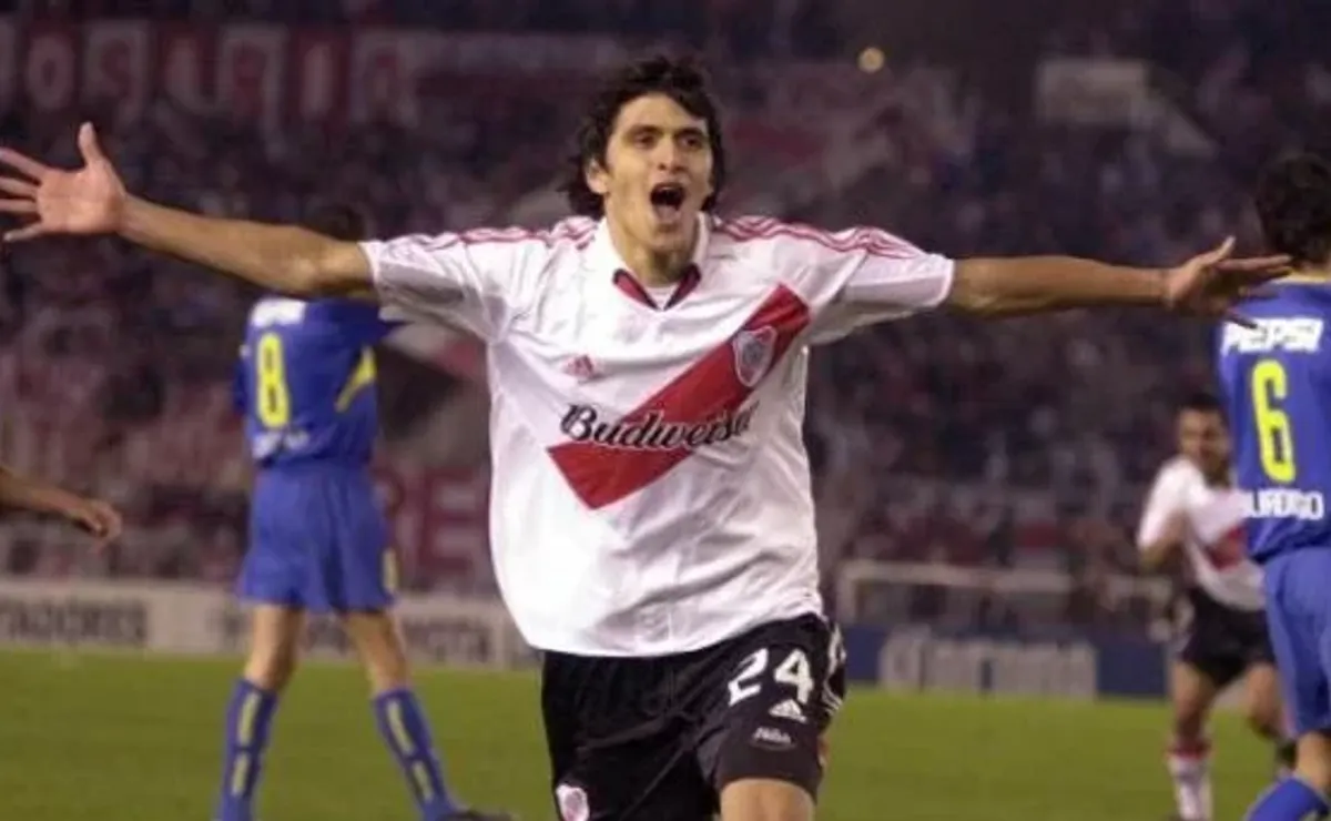 Lucho González y el recuerdo de uno de los superclásicos de 2004. (Foto: Archivo).