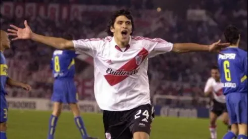 Lucho González y el recuerdo de uno de los superclásicos de 2004. (Foto: Archivo).