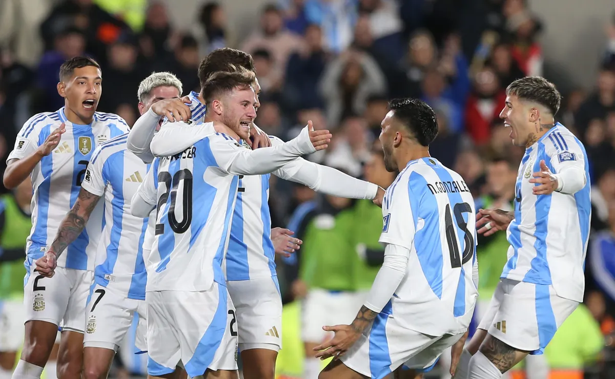 BUENOS AIRES, ARGENTINA - SEPTEMBER 05: Alexis Mac Allister of Argentina celebrates after scoring the team's first goal with teammates during the FIFA World Cup 2026 Qualifier match between Argentina and Chile at Estadio Más Monumental Antonio Vespucio Liberti on September 05, 2024 in Buenos Aires, Argentina. (Photo by Daniel Jayo/Getty Images)