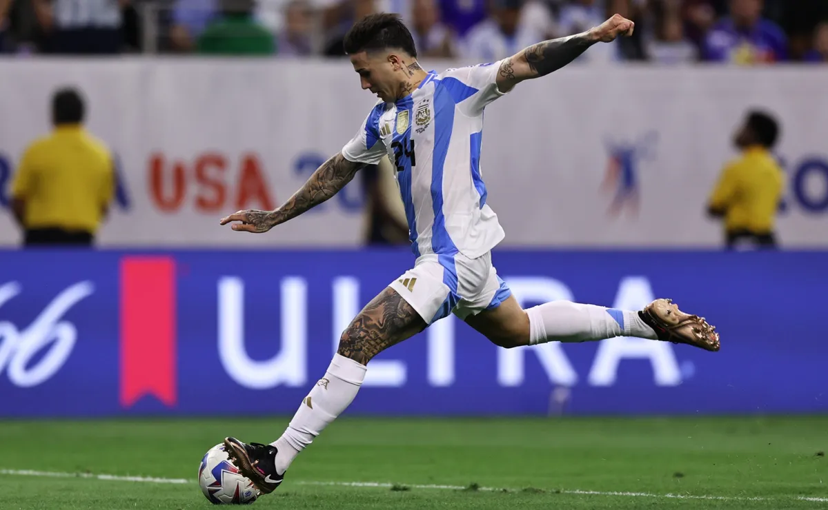 Enzo Fernández en acción con la Albiceleste. El ex River se perfila como titular ante Chile.