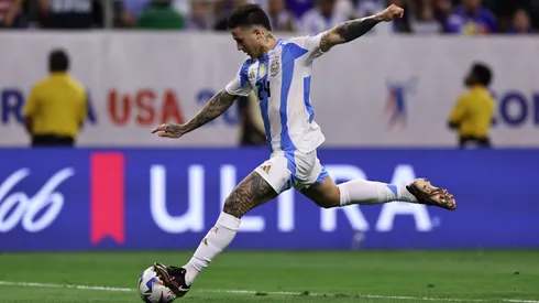 Enzo Fernández en acción con la Albiceleste. El ex River se perfila como titular ante Chile.