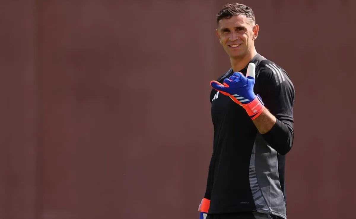 Dibu Martínez celebró su cumpleaños 32 con los jugadores de River Germán Pezzella y Marcos Acuña (FOTO: INSTAGRAM: @emi_martinez26).