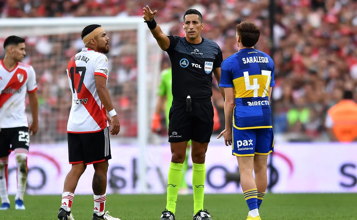 BUENOS AIRES, ARGENTINA - FEBRUARY 25: Referee Yael Falcon Perez gestures to Paulo Díaz of River Plate and Jabes Saralegui of Boca Juniors during a Copa de la Liga Profesional 2024 derby match between River Plate and Boca Juniors at Estadio Más Monumental Antonio Vespucio Liberti on February 25, 2024 in Buenos Aires, Argentina. (Photo by Marcelo Endelli/Getty Images)