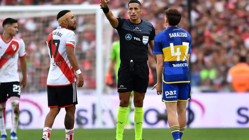 BUENOS AIRES, ARGENTINA - FEBRUARY 25: Referee Yael Falcon Perez gestures to Paulo Díaz of River Plate and Jabes Saralegui of Boca Juniors during a Copa de la Liga Profesional 2024 derby match between River Plate and Boca Juniors at Estadio Más Monumental Antonio Vespucio Liberti on February 25, 2024 in Buenos Aires, Argentina. (Photo by Marcelo Endelli/Getty Images)