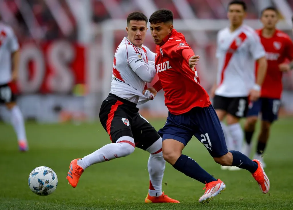 Fabricio Bustos luchando por una posesión. (Foto: Getty)