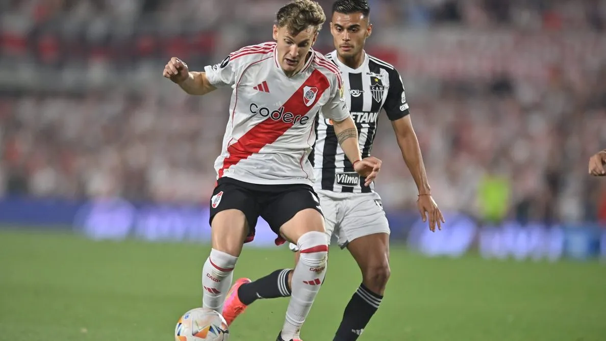 Facundo Colidio disputando una pelota. (Foto: Prensa River)