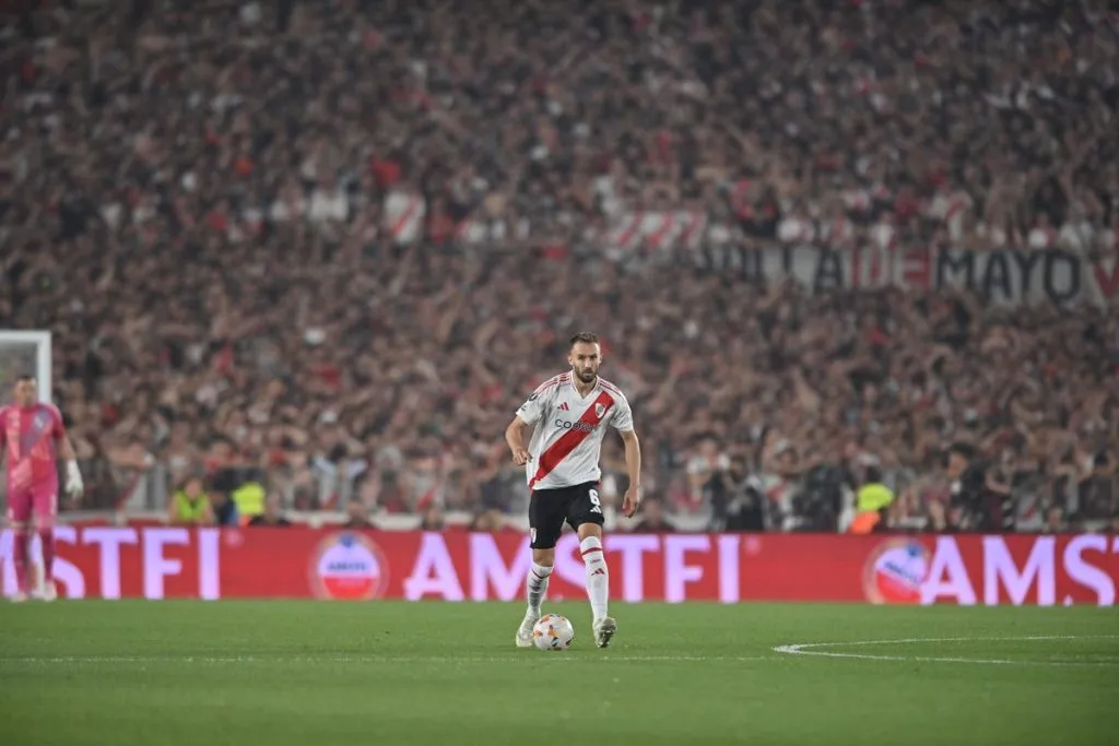 Germán Pezzella con pelota dominada. (Foto: Prensa River)