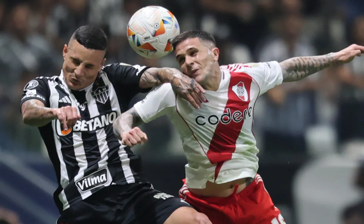 Araujo y Arana disputan la pelota.