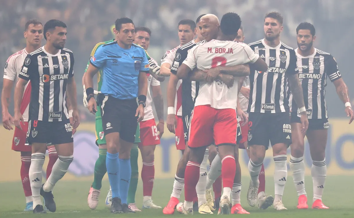 Borja se cruza fuerte con algunos jugadores de Atlético Mineiro.