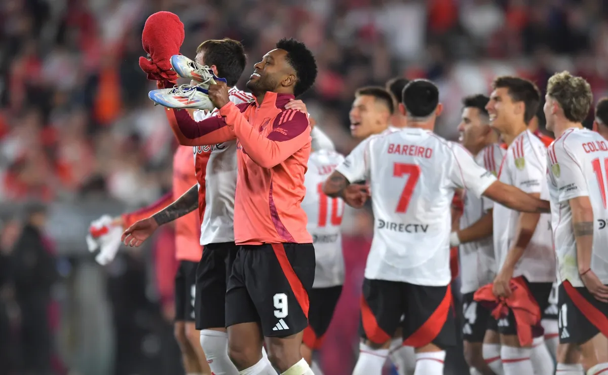 Los jugadores de River van por la hazaña.
