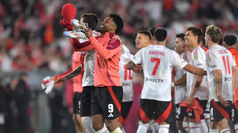 Los jugadores de River van por la hazaña.