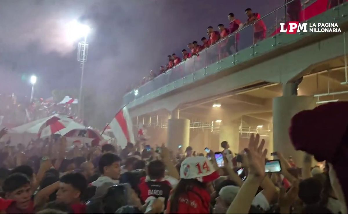 Los jugadores salieron a alentar con los más de 25 mil hinchas de River ...