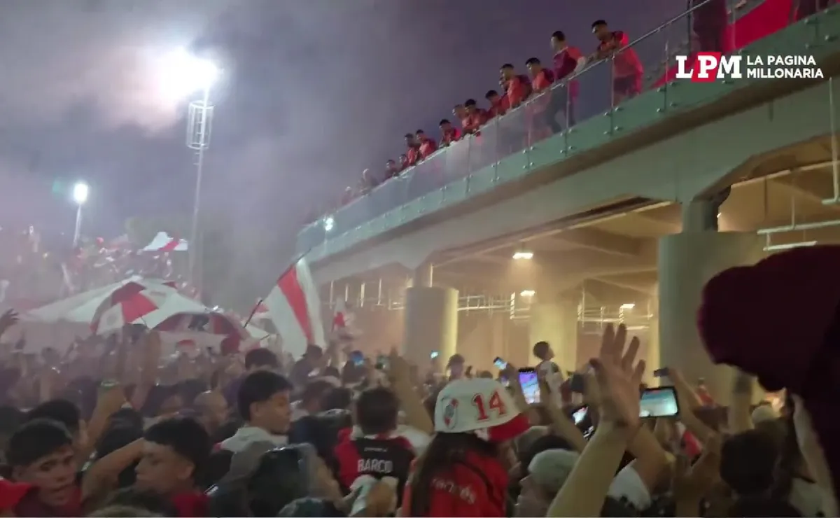 Los hinchas alentaron con los jugadores en el banderazo.
