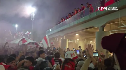 Los hinchas alentaron con los jugadores en el banderazo.