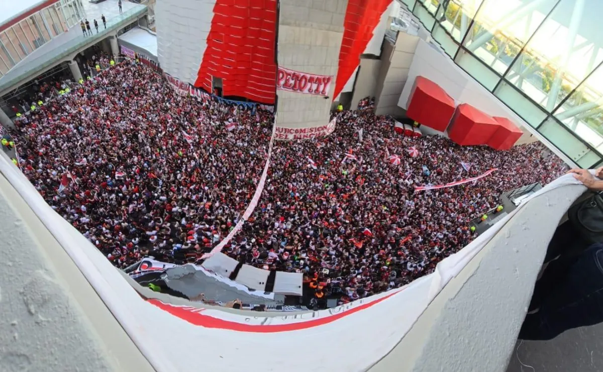 Locura en el banderazo de River.
