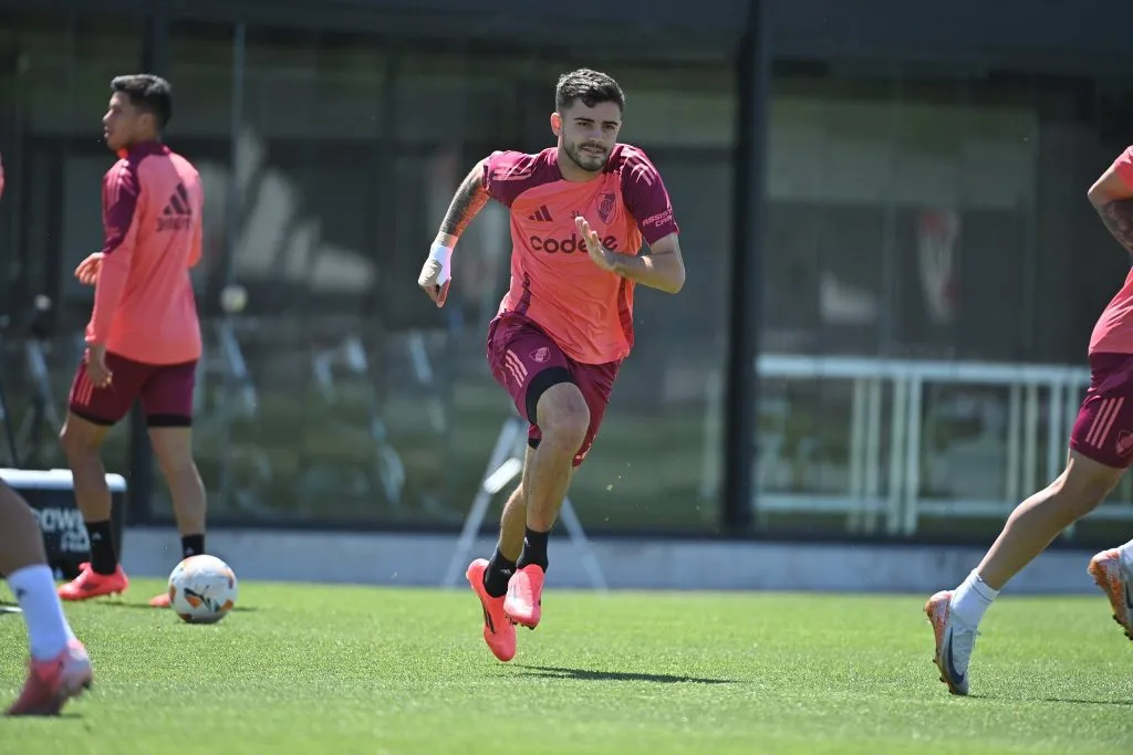 Santi Simón pelea por un puesto. (River Prensa)