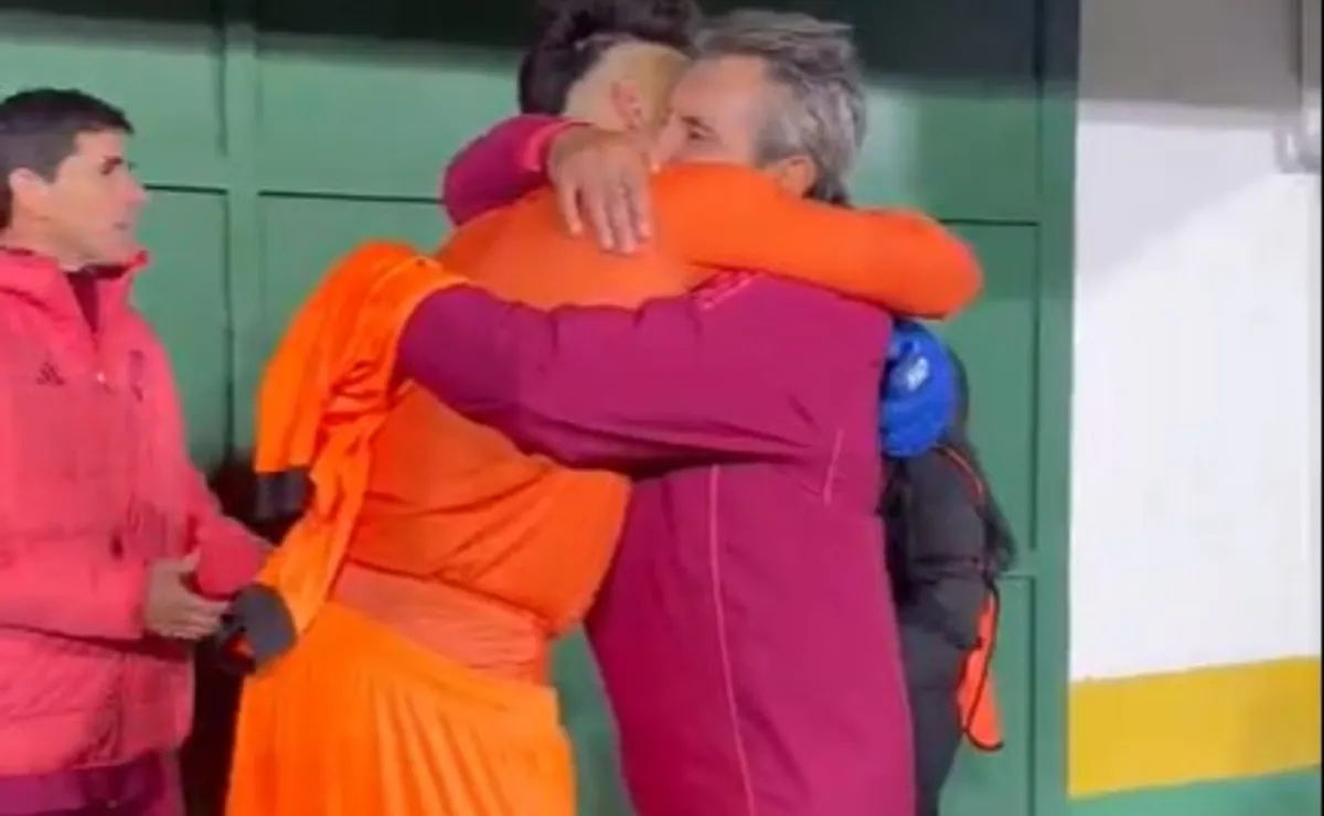 El abrazo del ex River Bologna con Tato Montes.