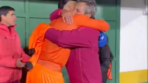El abrazo del ex River Bologna con Tato Montes.