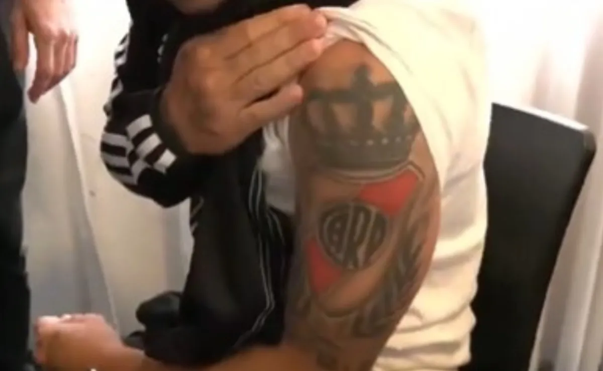 El tatuaje de River de Gonzalo Bravo, jugador de Deportivo Riestra.