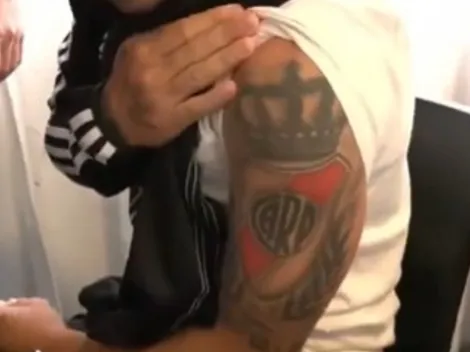 El impresionante tatuaje de River de un jugador de Riestra: lo mostró en TV antes de jugar con Boca