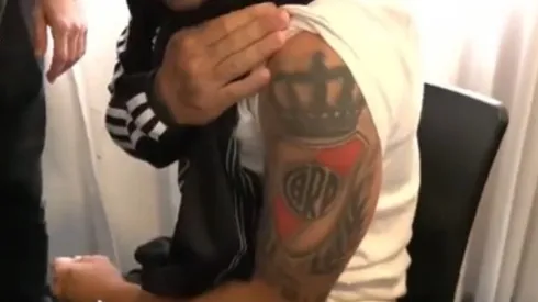 El tatuaje de River de Gonzalo Bravo, jugador de Deportivo Riestra.