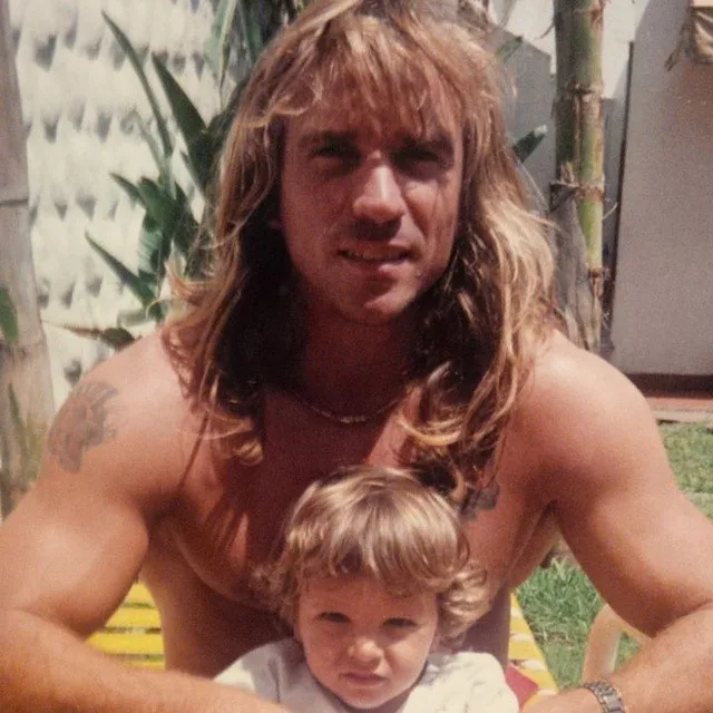 Un muy pequeño Erik Lamela con José, su papá (FOTO: @eriklamela).