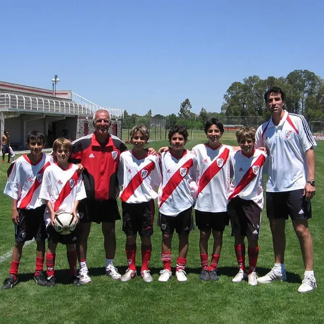 Erik Lamela en las inferiores de River. Entre los chicos es el primero, de derecha a izquierda. (FOTO: @eriklamela).