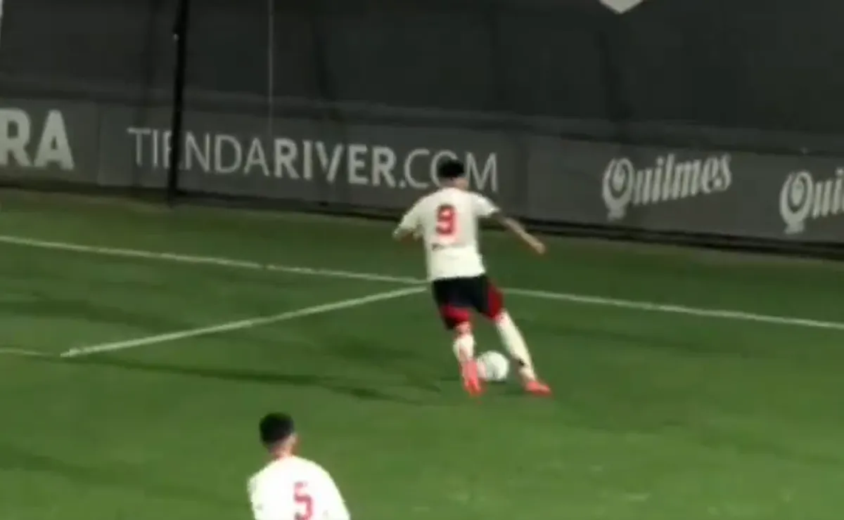 Golazo de Ruberto en Reserva.