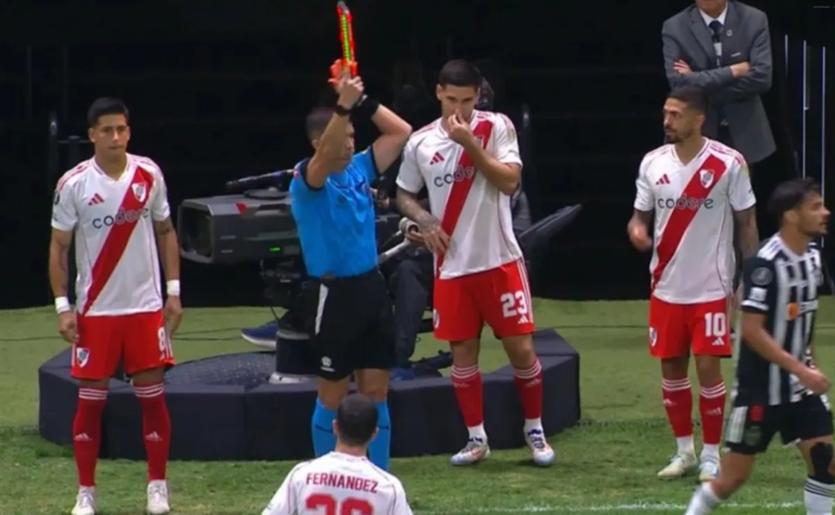 Señal de fastidio: Gallardo modificó a todos los volantes en un triple cambio ante Mineiro