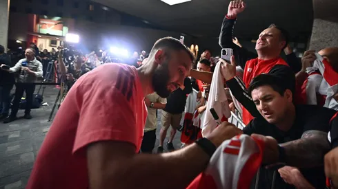 El gesto de Pezzella con los hinchas en Brasil.