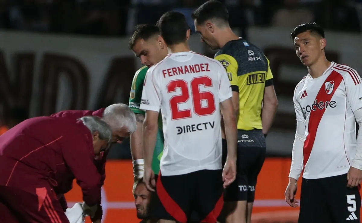 El árbitro rodeado por jugadores de River.