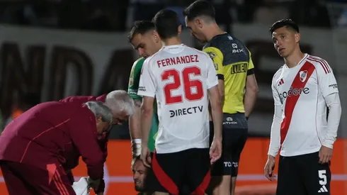 El árbitro rodeado por jugadores de River.