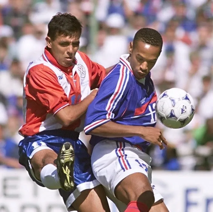 Pedro Sarabia fue uno de los puntos más alto de la Selección de Paraguay en el Mundial de Francia 1998. En el duelo con el local, al entonces jugador de River le tocó marcar a Thierry Henry y dejó una gran imagen.