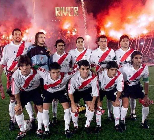 Pedro Sarabia (parado, el quinto de izquierda a derecha), marcó una época en su paso por River entre 1997 y 2002.