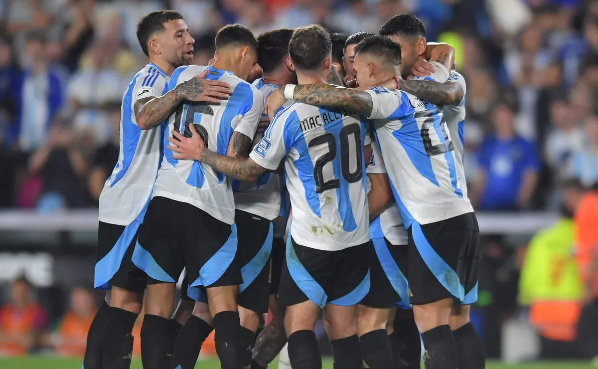 Argentina goleó 6-0 a Bolivia y sigue invicta en el Monumental con Scaloni.