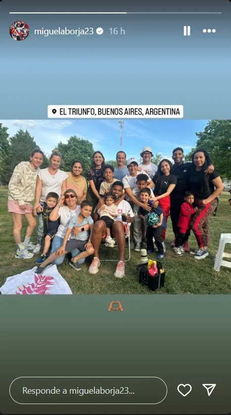 La foto familiar de Borja con sus hijos y su esposa. (Instagram @miguelborja23)